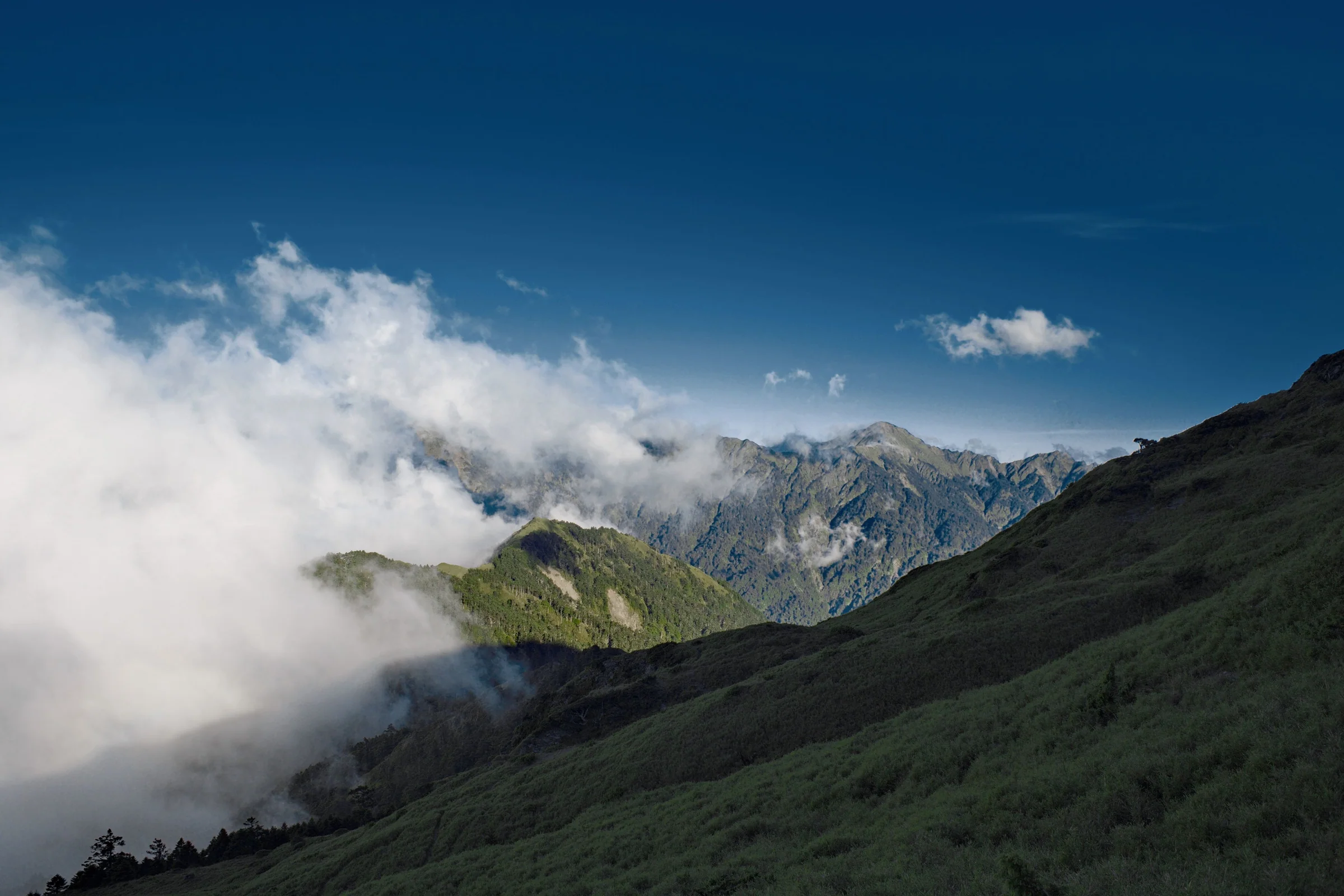 雲霧穿越高山稜線的2027天之校主視覺