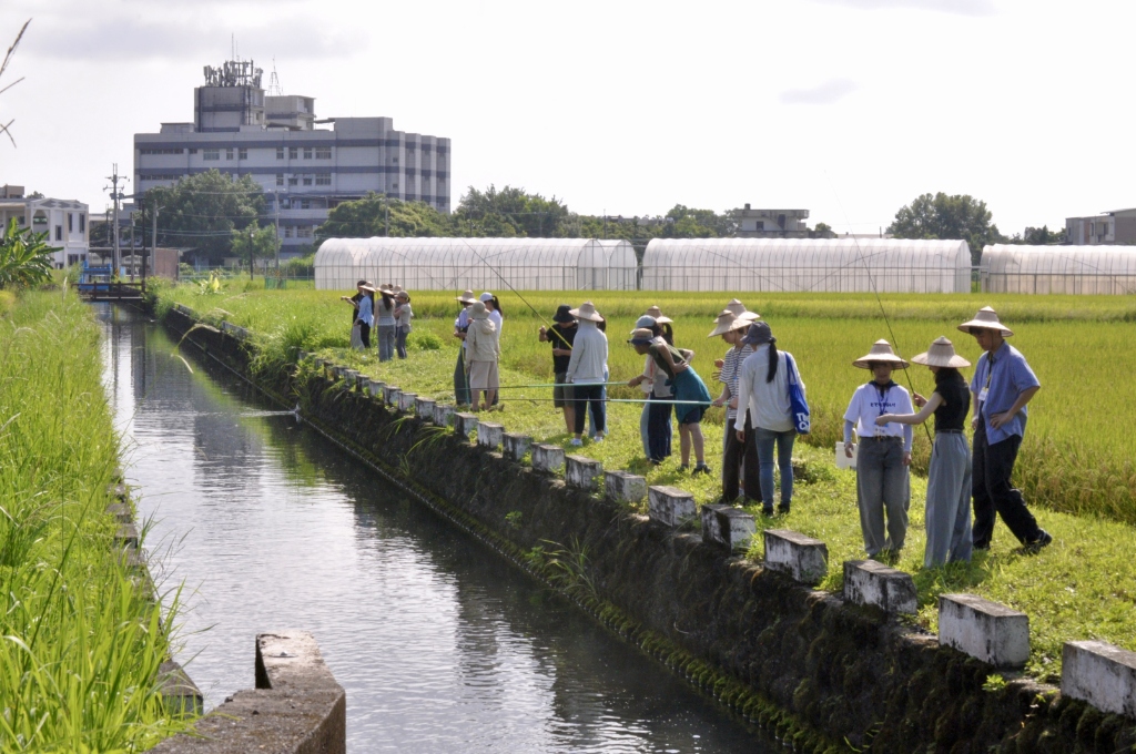 台日青年走入宜蘭水圳進行田野體驗
