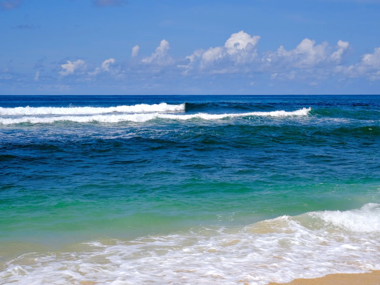 海浪與藍天構成的海之校水域景觀