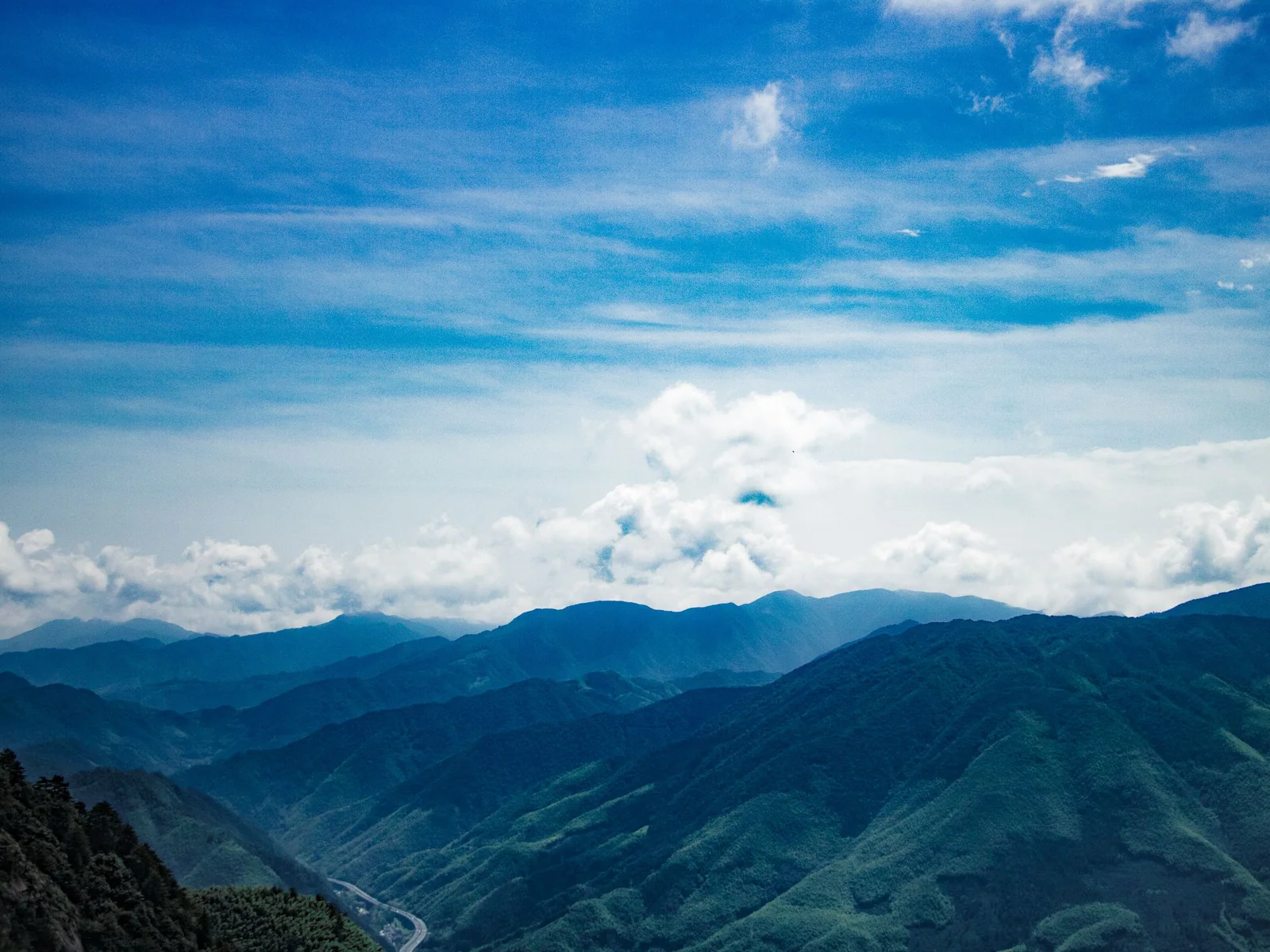 雲海與山巒構成的天之校高山景觀