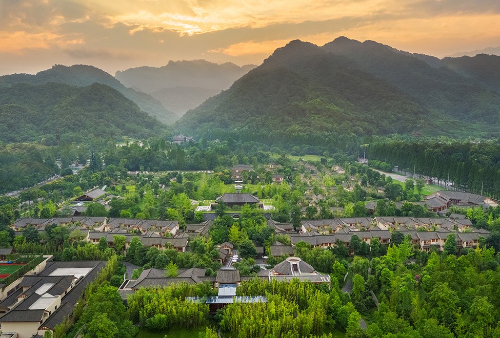 山林環繞的青城山六善度假村全景