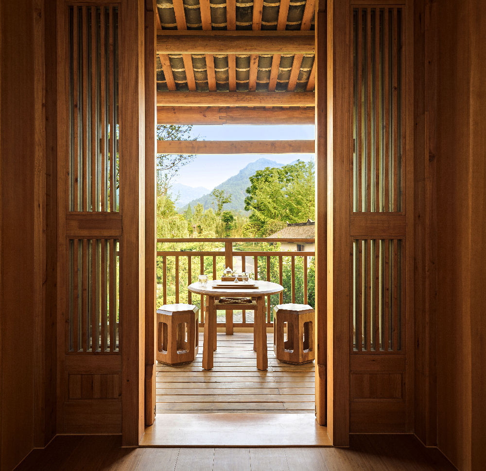 青城山六善的木質露台與山景